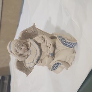 Mini statue
